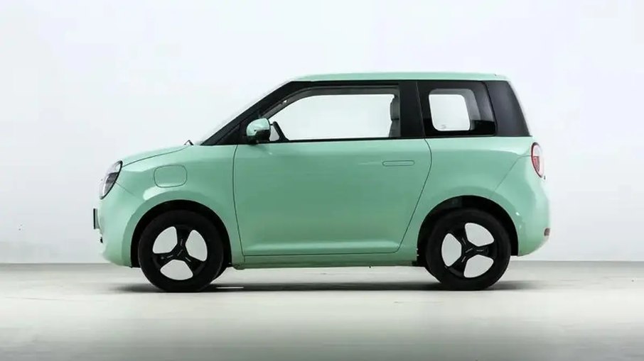 Perfil lateral do Changan Lumin destaca a carroceria curta e a proposta voltada à cidade.