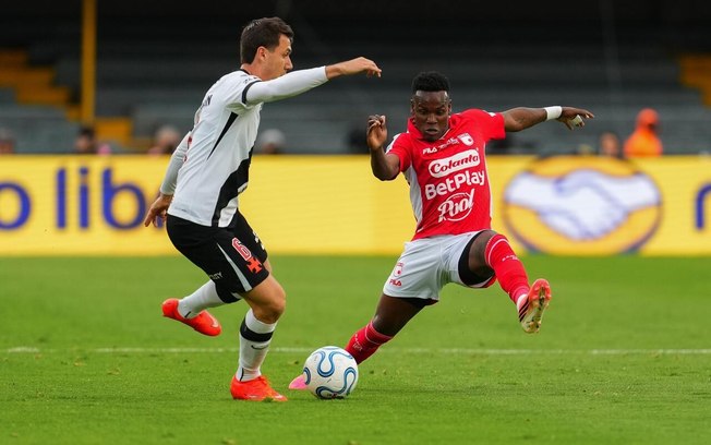 Hinestroza passa em branco, mas ajuda o Vasco a arrancar o empate com o Santa Fe, na altitude de Bogotá