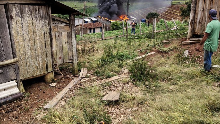 Incêndio no galpão do sítio Incêndio no galpão do sítio