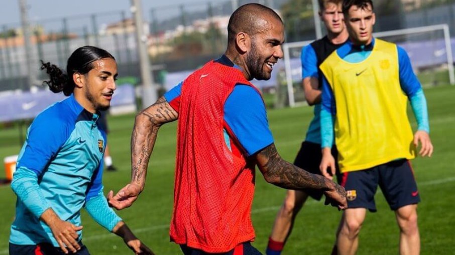 Daniel Alves está treinado na equipe B do Barcelona