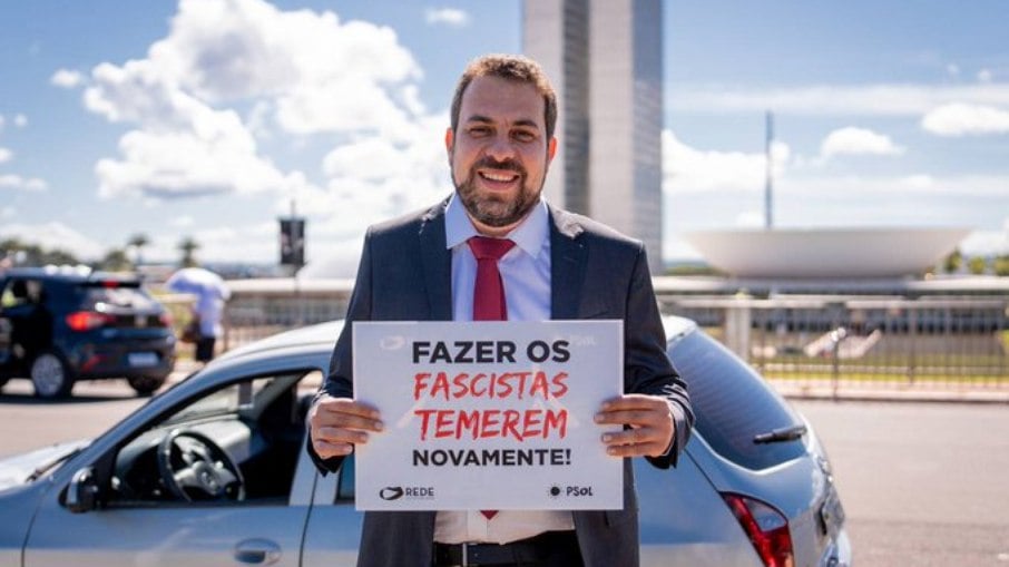 Deputado leva uma placa com a frase 