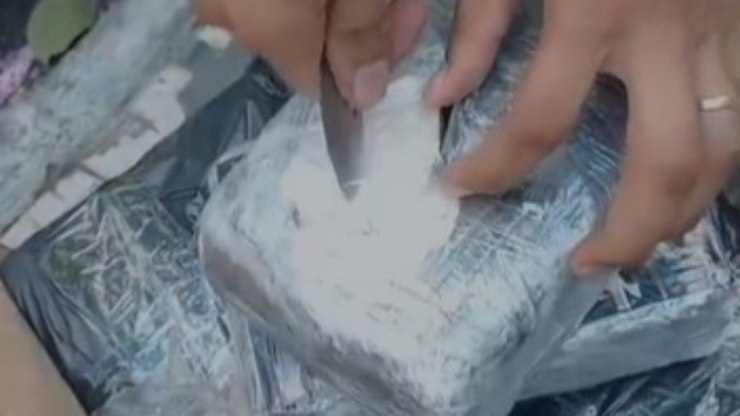 Polícia apreende pasta base de cocaína após perseguição na Dutra