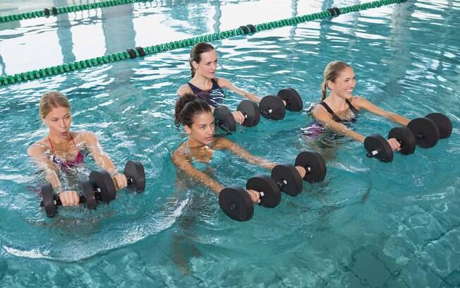 Você pode aproveitar a piscina do prédio para uma aula de hidroginástica