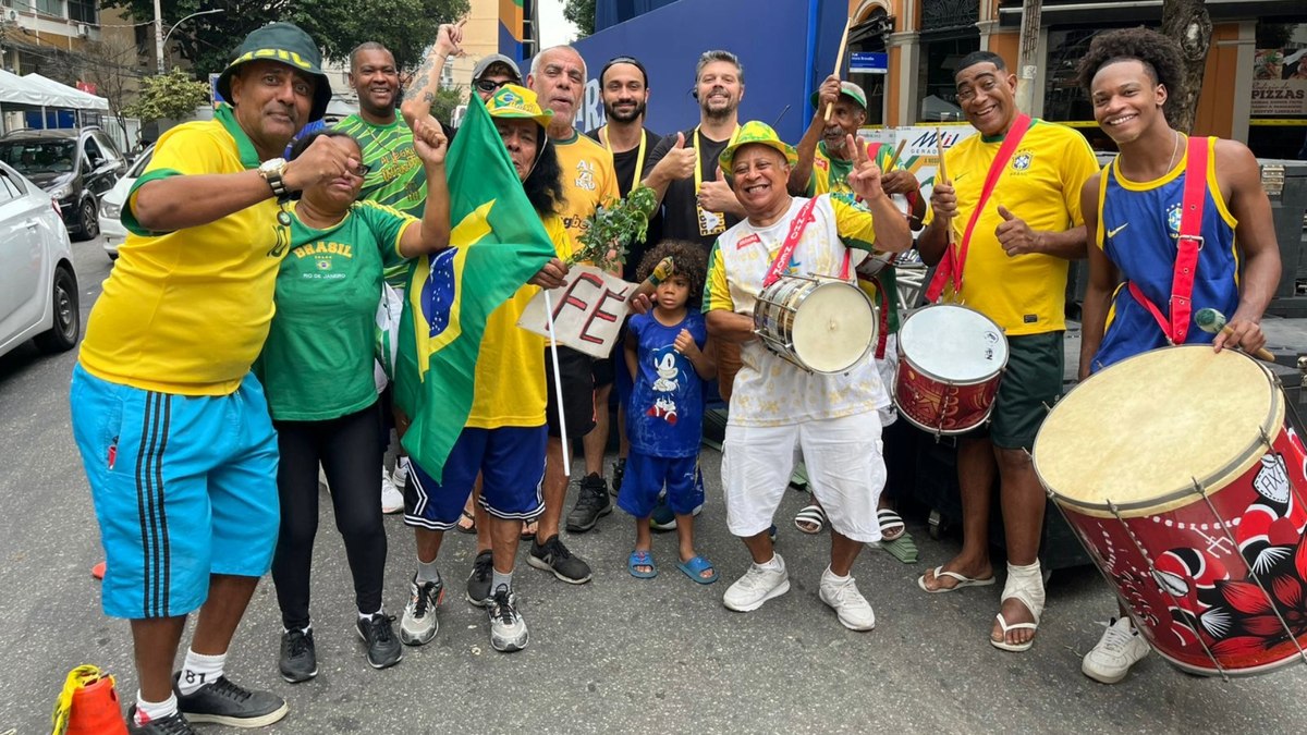 No ritmo do samba, torcida se reúne para Brasil e Marrocos no Rio