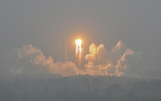 Um foguete Long March 5, transportando a missão da sonda lunar Chang'e-6, decola do Centro de Lançamento Espacial de Wenchang, na província de Hainan, sul da China, em 3 de maio de 2024