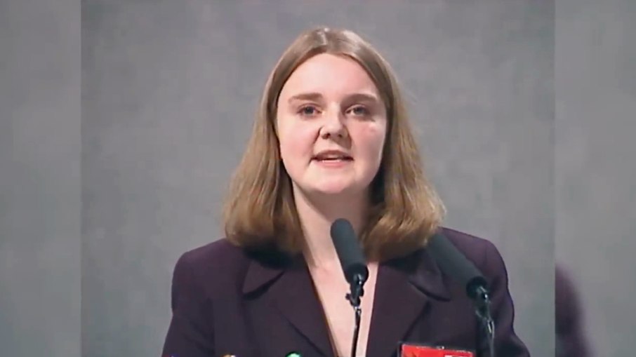 Liz Truss adolescente faz discurso antimonarquia - 09.09.2022