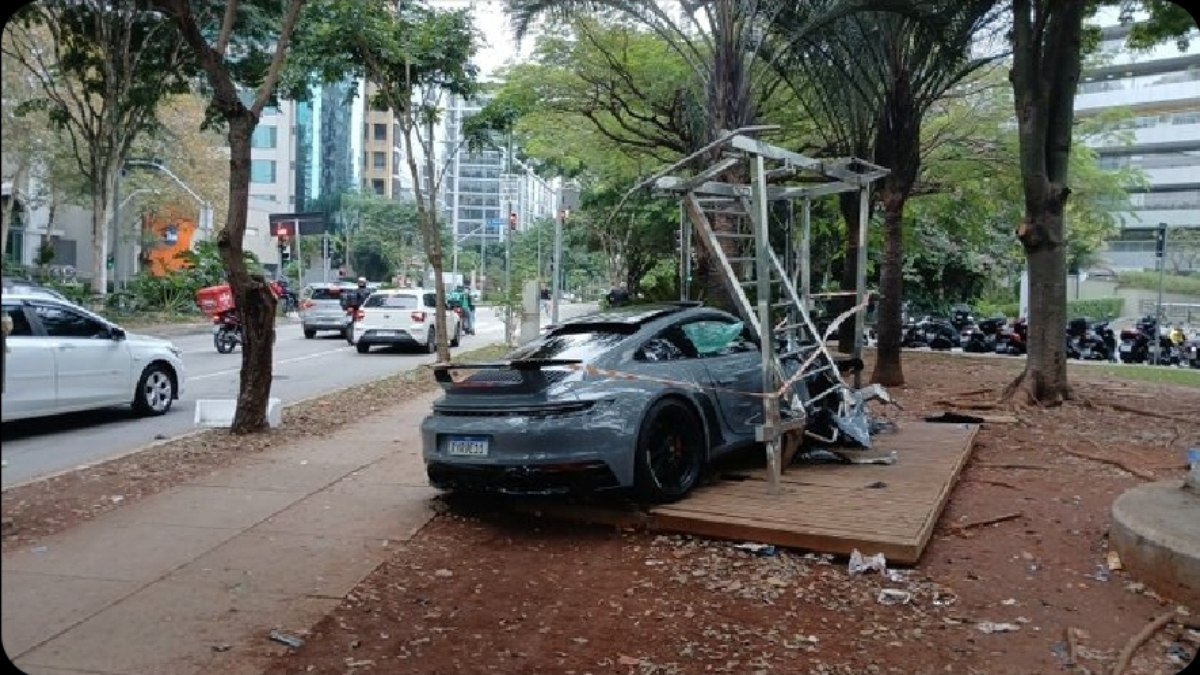 Jovem bate Porsche e destrói aparelhos de ginástica em SP
