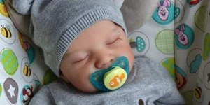 Homem agride bebê de quatro meses após confundi-lo com "reborn"