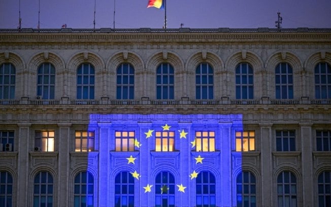 Bandeira da União Europeia projetada em um prédio de Bucareste, na Romênia