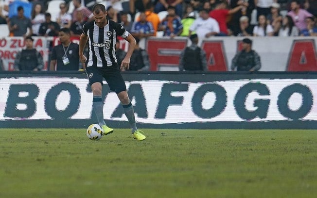 Com três zagueiros, Botafogo tem boa atuação defensiva e termina segundo jogo sem sofrer gol no Brasileirão