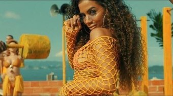 Anitta mostra marquinha de biquíni enquanto rebola em vídeo