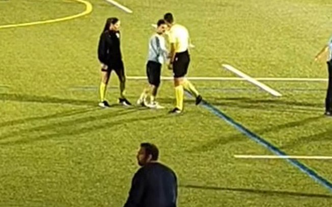 Árbitro Ricardo Baixinho pisou no pé de um atleta após o fim de um jogo universitário Árbitro Ricardo Baixinho pisou no pé de um atleta após o fim de um jogo universitário