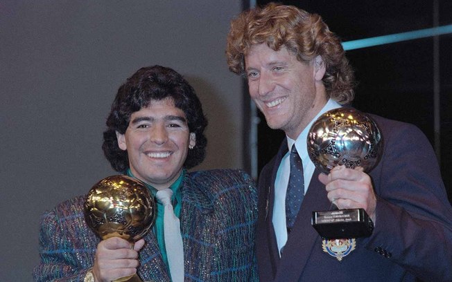 Maradona posa para foto após receber a Bola de Ouro da Copa do Mundo de 1986 por sua atuação pela Argentina