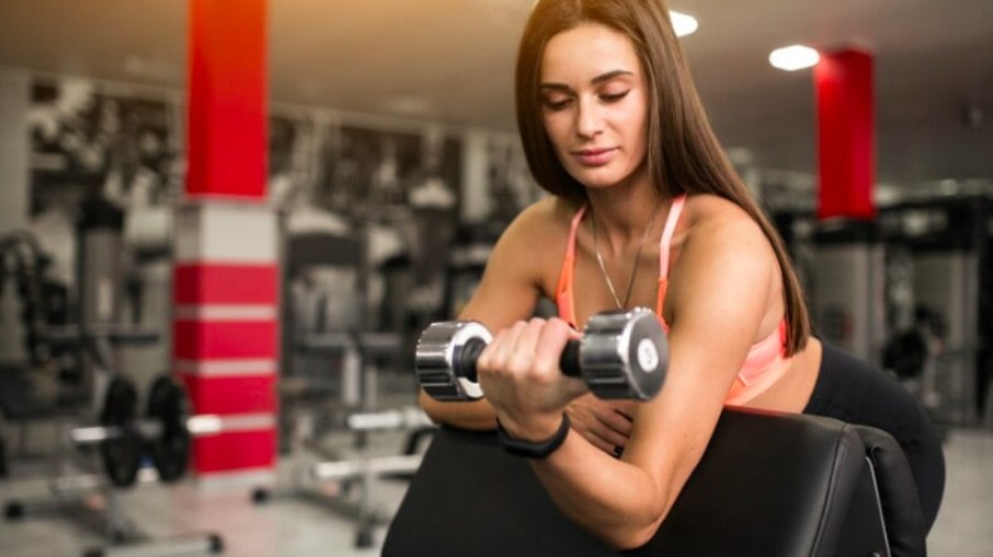 10 motivos para as mulheres aproveitarem o verão e começarem a fazer musculação em 2024