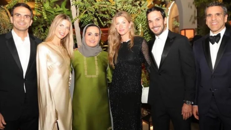 Gisele Bündchen surge em clique raro com o namorado em evento