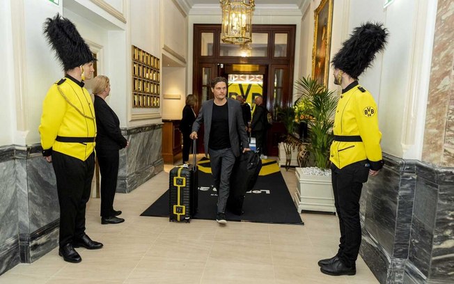 Chegada do Borussia Dortmund ao hotel The Landmark London