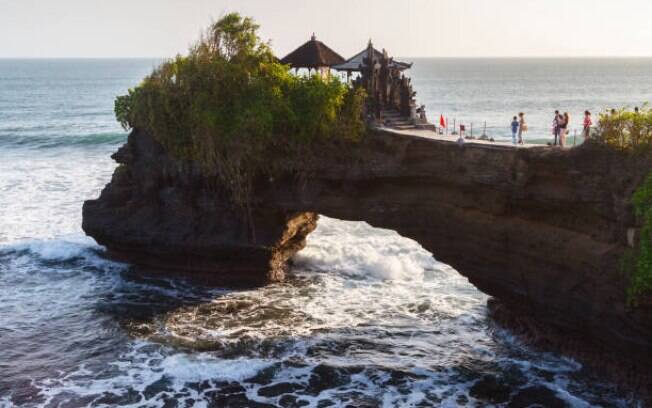 Além da prática do surfe, praia de Batu Bolong em Canggu é bastante visitada por causa de seu templo