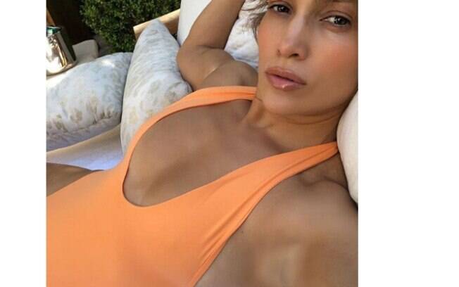 Fãs acusaram Jennifer Lopez de fazer photoshop nas axilas