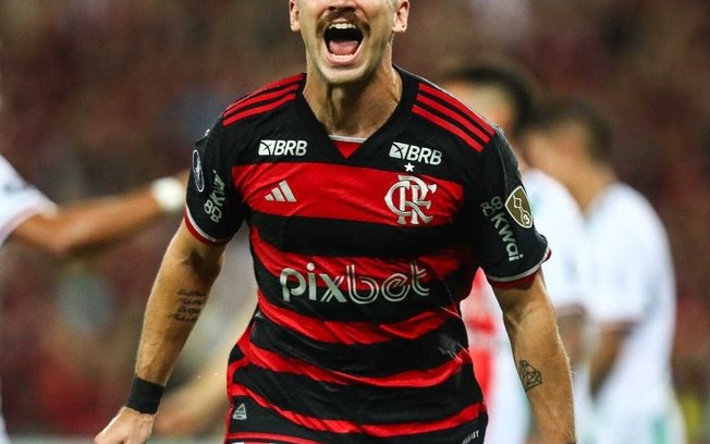 Léo Ortiz celebra o gol que marcou logo na estreia com a camisa do Flamengo