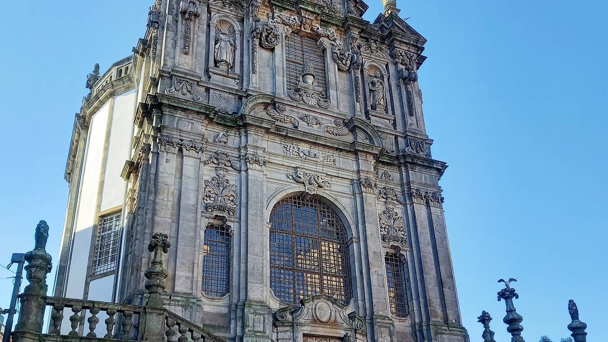 Fachada da Igreja dos Clérigos em Porto, Portugal 