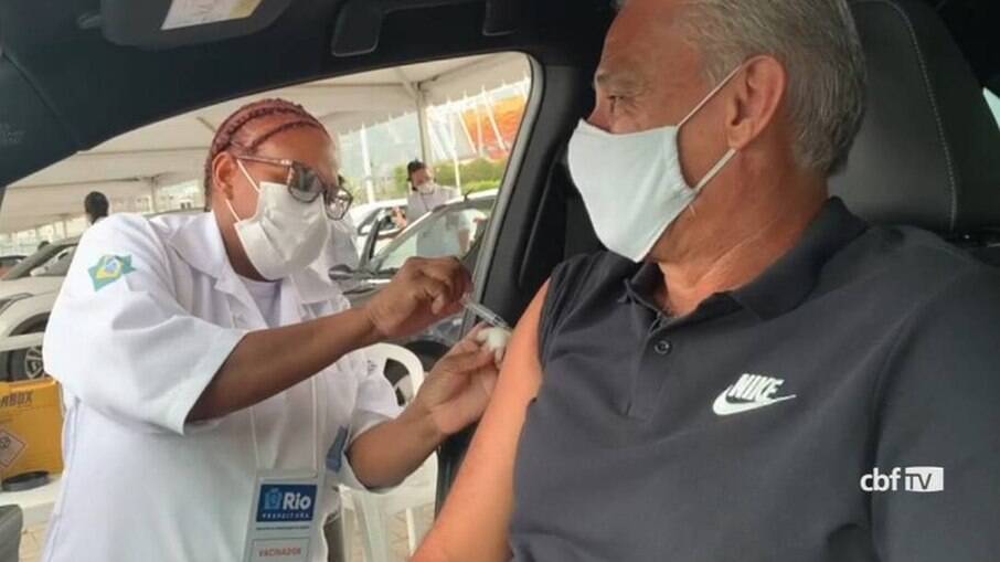 Tite é vacinado contra a Covid no Rio