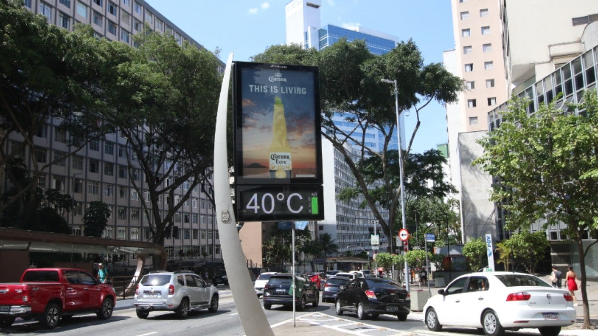 Termômetro marca 40 graus na Avenida 9 de Julho, região central da capital de SP