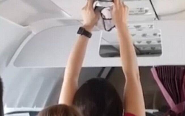 Vídeo gravado por outro passageiro mostra mulher secando calcinha em entrada de ar de avião a caminho de Moscou