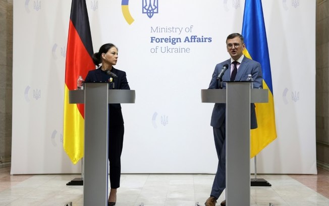 O ministro das Relações Exteriores da Ucrânia Dmytro Kuleba (D) e sua contraparte alemã, Annalena Baerbock, em coletiva de imprensa em Kiev, em 21 de maio de 2024