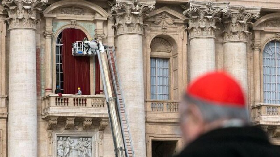 Cortinas são instaladas em varanda da Basílica de São Pedro