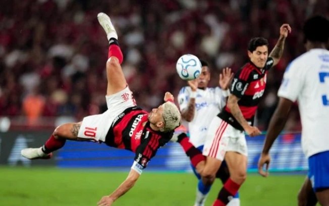 Arrascaeta arrisca a bicicleta na vitória do Flamengo sobre o Cruzeiro, que valeu vaga nas quartas da Libertadores