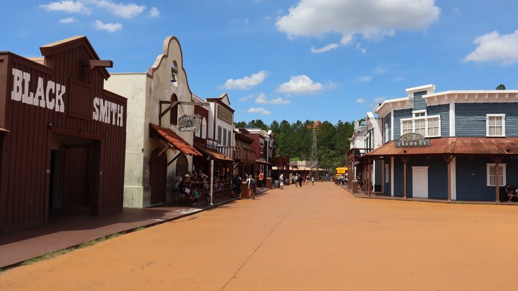 Cidade%20faroeste%20encanta%20visitantes%20em%20parque%20de%20SP