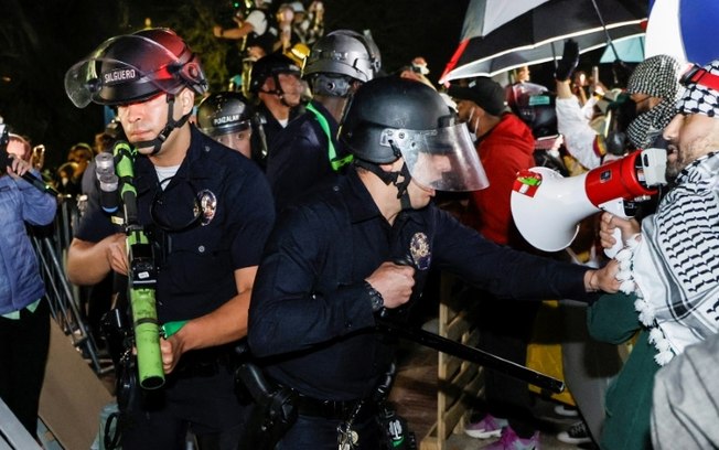 Polícia enfrenta estudantes pró-palestinos na Universidade da Califórnia, em Los Angeles