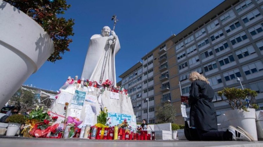 Papa Francisco tem noite tranquila no hospital e agradece orações Papa Francisco tem noite tranquila no hospital e agradece orações
