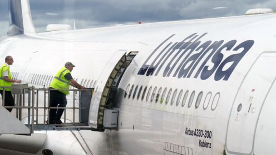Avião é desviado após homem atacar dois jovens com garfo de metal Avião é desviado após homem atacar dois jovens com garfo de metal