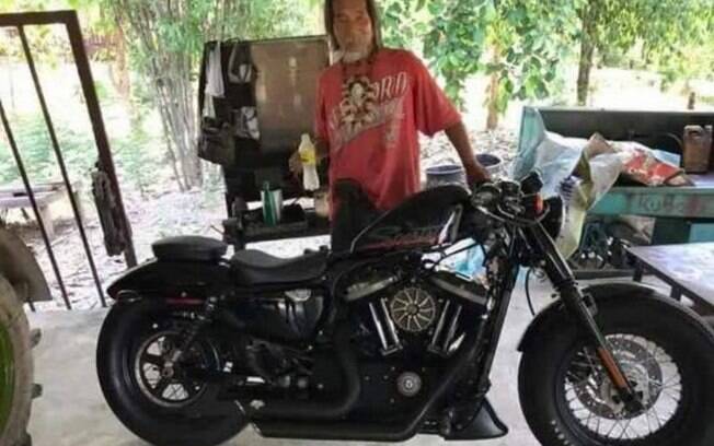 Dias depois da compra de aproximadamente R$ 55 mil, Decha voltou à loja para buscar os documentos de sua nova moto