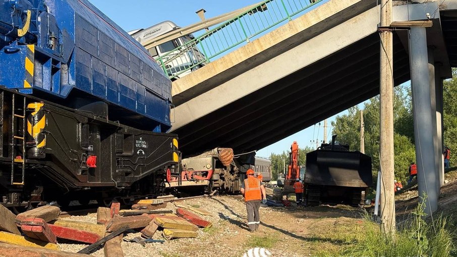 Ponte rodoviária que caiu sobre trilhos em Bryansk, na Rússia Ponte rodoviária que caiu sobre trilhos em Bryansk, na Rússia