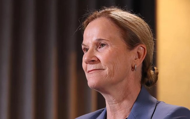A diretora de legado da CBF Aline Pellegrino e a coordenadora de seleções Cris Gambaré ao lado da taça da Copa do Mundo Feminina de 2027 A diretora de legado da CBF Aline Pellegrino e a coordenadora de seleções Cris Gambaré ao lado da taça da Copa do Mundo Feminina de 2027