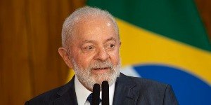 Lula diz não ter sido eleito para “fazer benefício para rico”