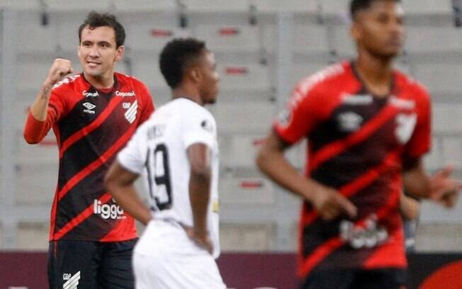 Athletico goleia Caracas e garante vaga nas oitavas de final da Libertadores