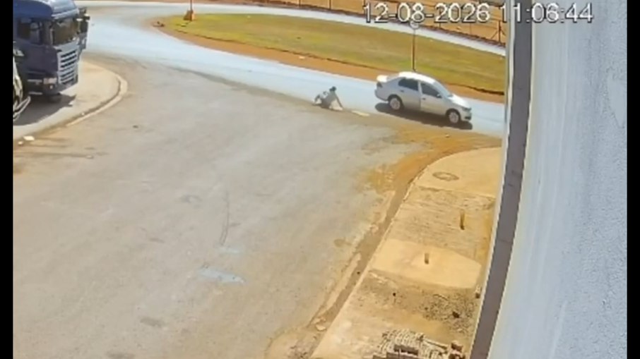 Mulher se joga de carro em movimento após ameaça do marido em Goiás Mulher se joga de carro em movimento após ameaça do marido em Goiás