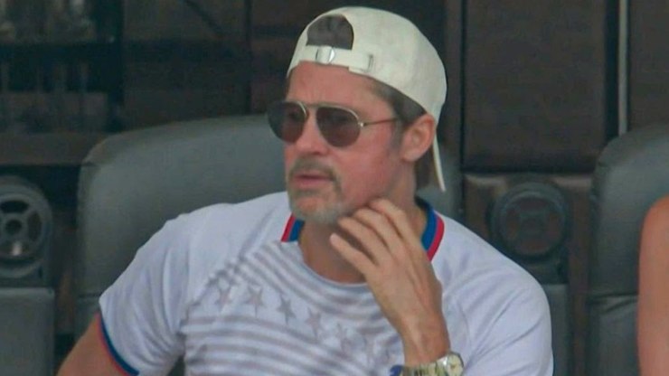 Brad Pitt vai ao estádio para torcer pela Espanha e chama atenção