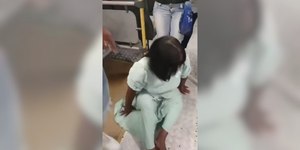 Cadeirante se arrasta para sair de ônibus após falha em elevador