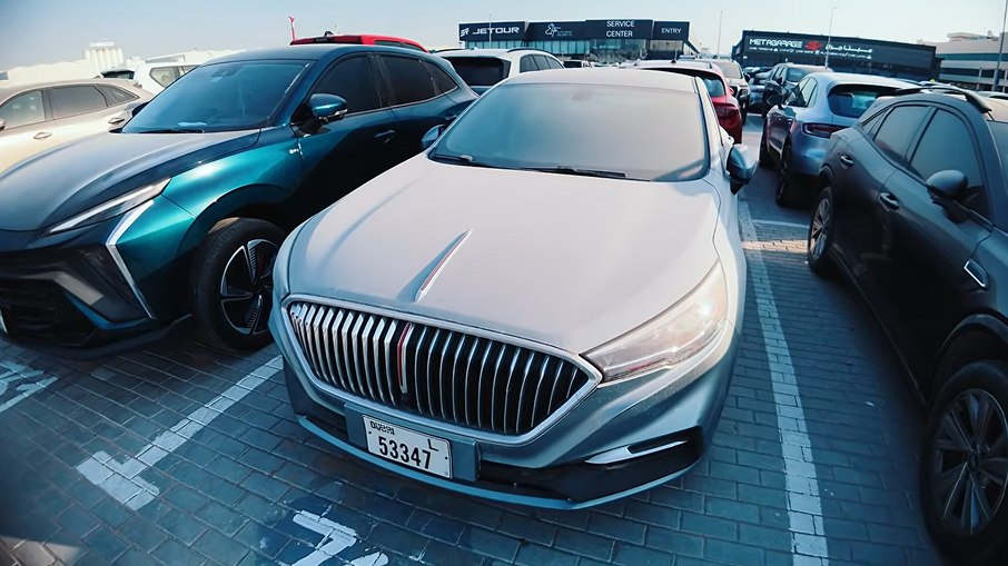 Brasileiro encontra cemitério de carros de luxo em Dubai