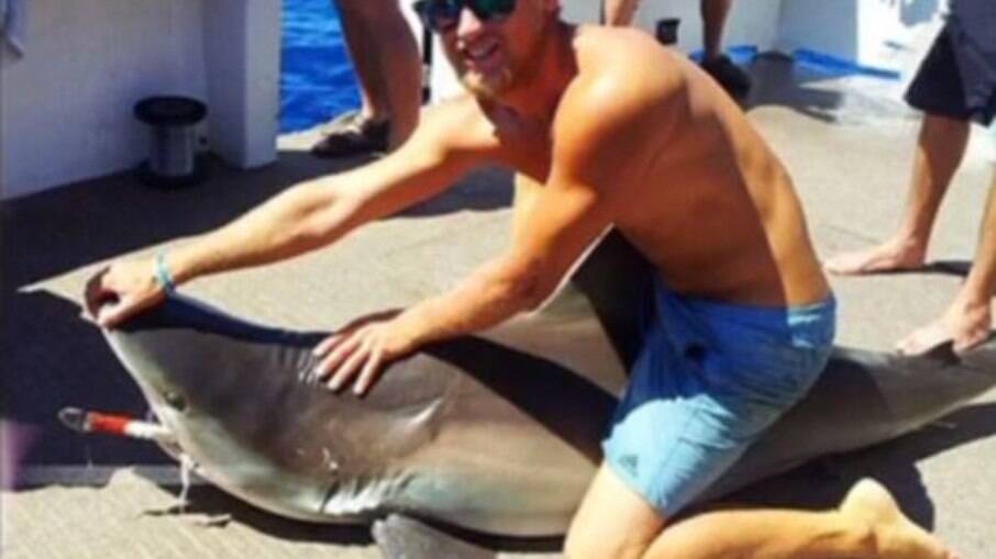 Aaron ficou conhecido após divulgar um vídeo pulando nas costas de um tubarão, em 2014, e pegando 'carona' nas costas do animal
