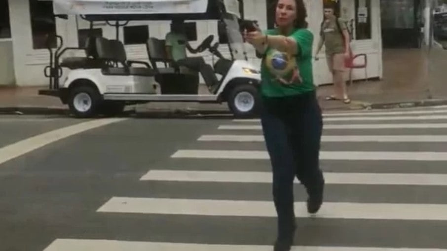 Carla Zambelli perseguiu armada um homem negro em São Paulo