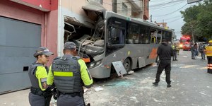 Ônibus invade casa e deixa ao menos 8 feridos na Zona Oeste de SP