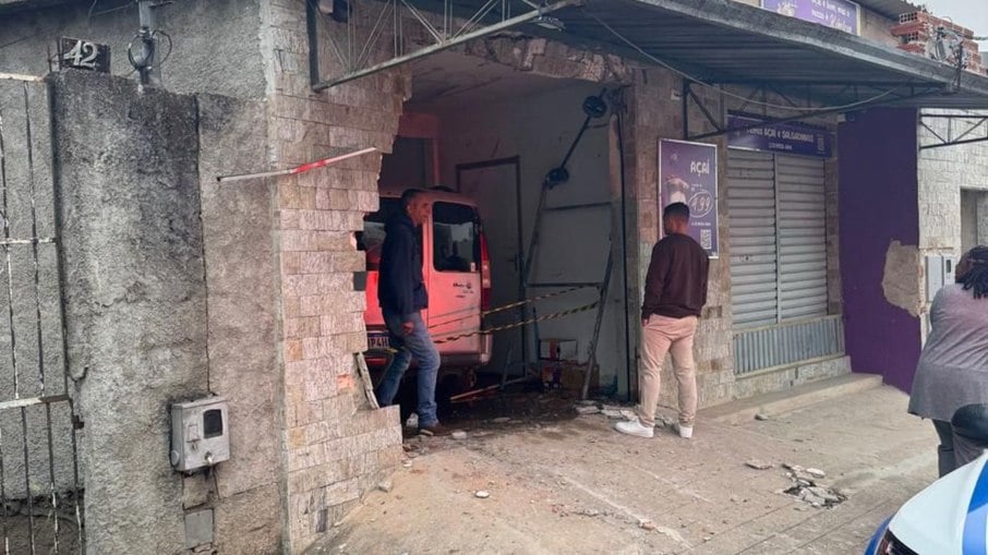 Doblò transportada pelo caminhão levava duas pessoas que sofreram escoriações Doblò transportada pelo caminhão levava duas pessoas que sofreram escoriações