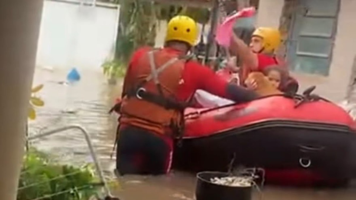 Sumaré tem 100 casas atingidas e resgates de barco após temporal Sumaré tem 100 casas atingidas e resgates de barco após temporal