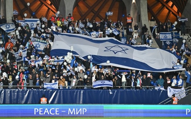 Torcedores exibem bandeiras de Israel em jogo das Eliminatórias da Euro contra a Suíça, em novembro do ano passado, em Budapeste, na Hungria