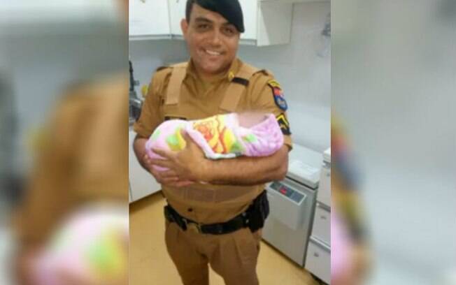 Policial pensa em adotar menina encontrada por ele em caixa de sapato